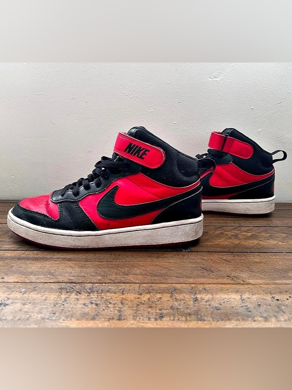 Nike Air Jordan 1 Mid Black & Red US 6